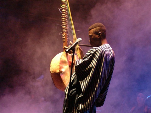 Image of Jali Buba on stage 